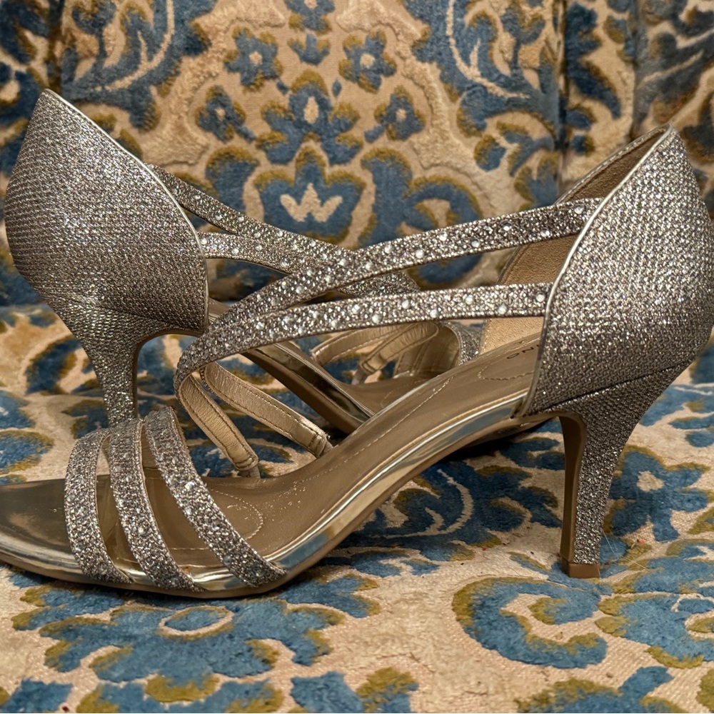 Beautiful Bandolino slip on gold/silver strapped wedding/dance shoe size 8